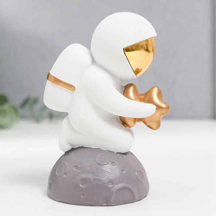 Сувенир полистоун "Космонавт со звёздами на коленках" белый с золотом 7х8х12,5 см 9088484