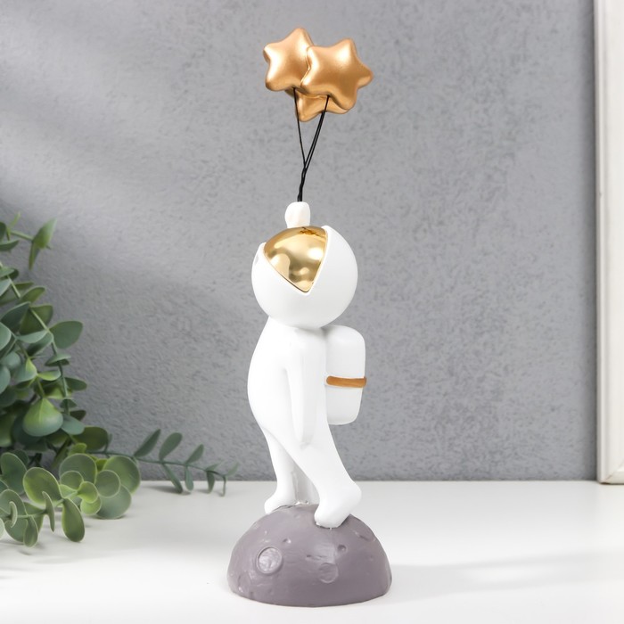 Сувенир полистоун "Космонавт со звёздами-шариками" белый с золотом 7х7х23 см 9088485