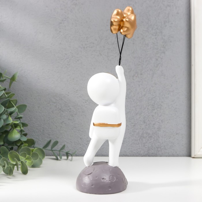 Сувенир полистоун "Космонавт со звёздами-шариками" белый с золотом 7х7х23 см 9088485