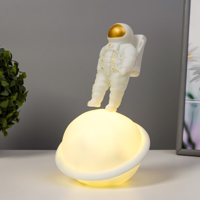 Ночник "Космонавт и планета" LED от батареек белый 12,5х12,5х22 см 9104600