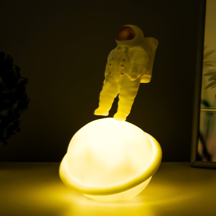 Ночник "Космонавт и планета" LED от батареек белый 12,5х12,5х22 см 9104600