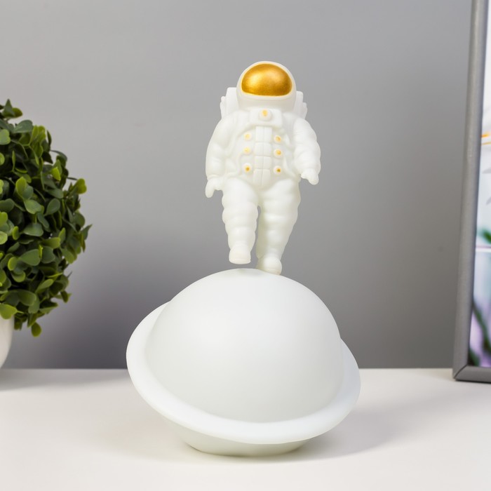 Ночник "Космонавт и планета" LED от батареек белый 12,5х12,5х22 см 9104600