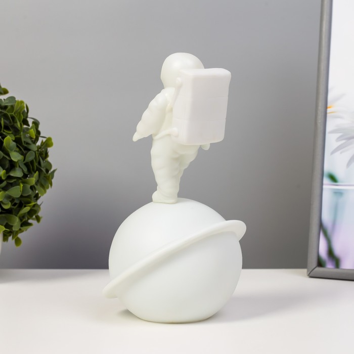 Ночник "Космонавт и планета" LED от батареек белый 12,5х12,5х22 см 9104600