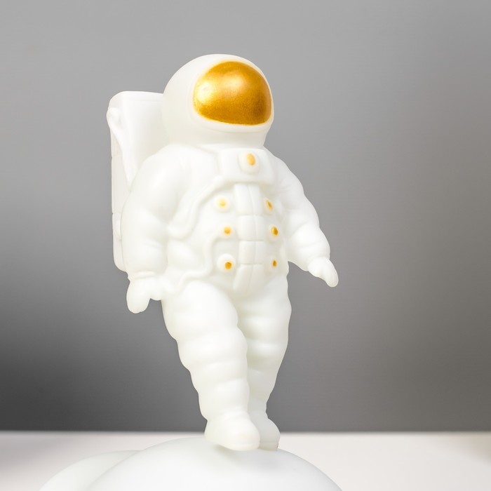 Ночник "Космонавт и планета" LED от батареек белый 12,5х12,5х22 см 9104600