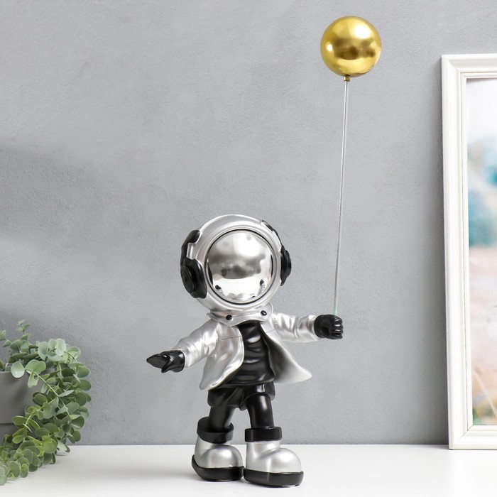 Сувенир полистоун "Космонавт с воздушным шариком" серебро 48х30х35 см