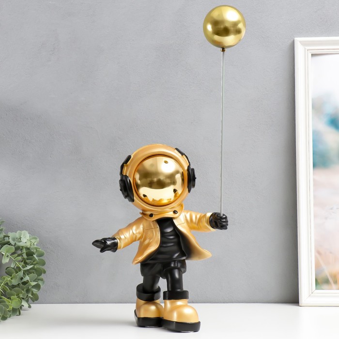 Сувенир полистоун "Космонавт с воздушным шариком" золото 48х30х35 см