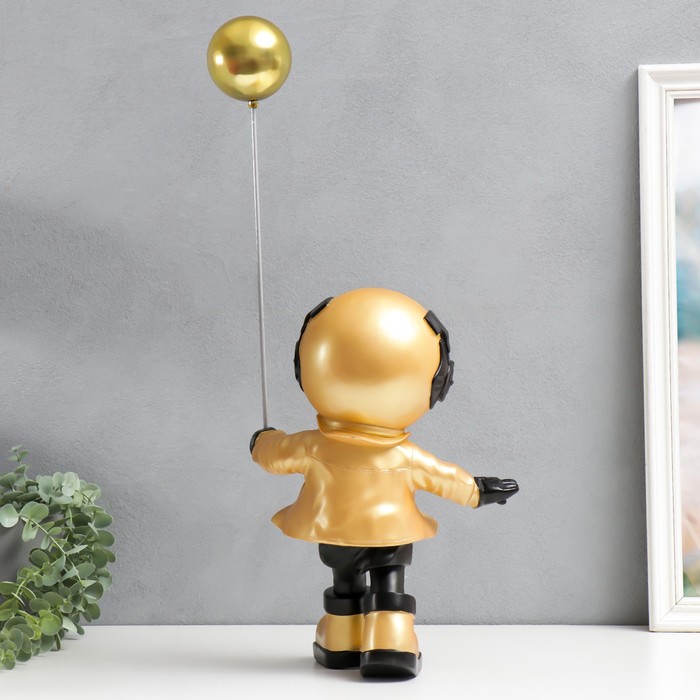 Сувенир полистоун "Космонавт с воздушным шариком" золото 48х30х35 см 9246345