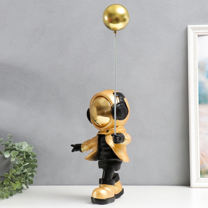 Сувенир полистоун "Космонавт с воздушным шариком" золото 48х30х35 см 9246345