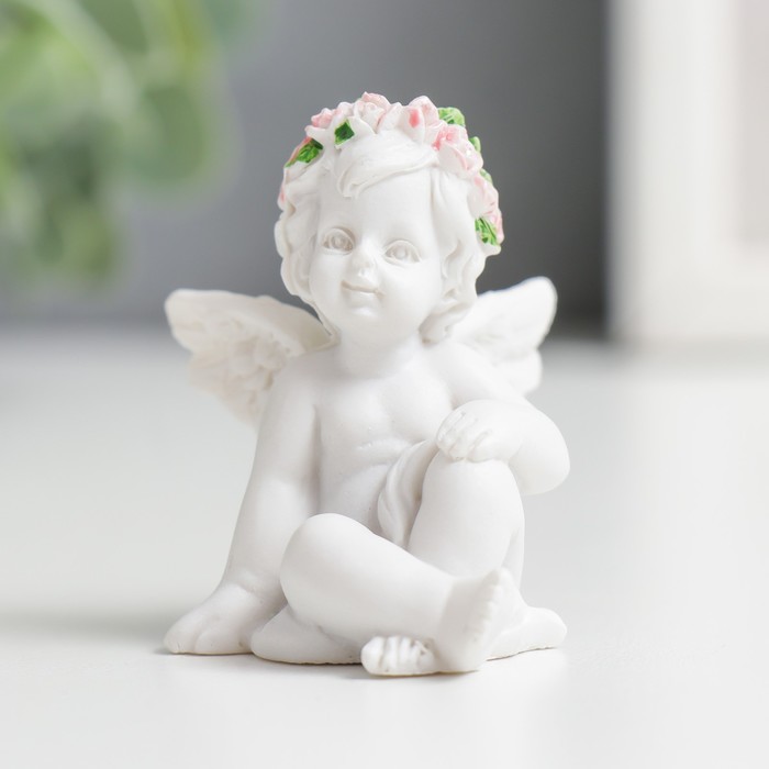 Сувенир полистоун Белоснежный ангел с венком из роз сидит 5х3,5х4,3 см