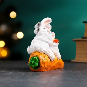 

Фигура "Зайки на морковке" 4,5х10,5х8см