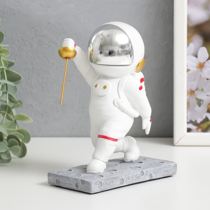 Сувенир полистоун "Космонавт со шпагой" белый с золотом 12,5х8х16,5 см