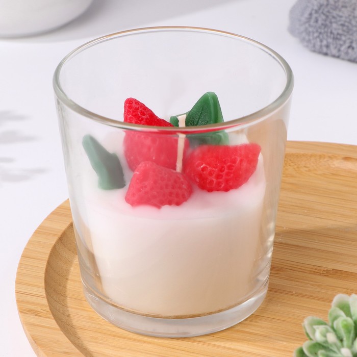 Свеча в стакане Ягодки, с декором шар с новогодним декором шишки и ягодки
