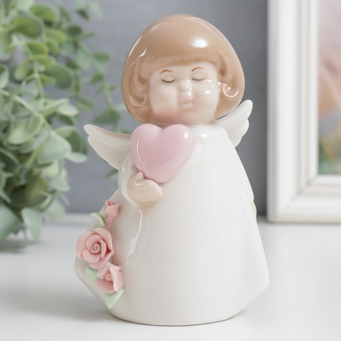 Сувенир керамика "Ангелочек в белом платьице с розами и сердцем" 5х8,5х12,5 см