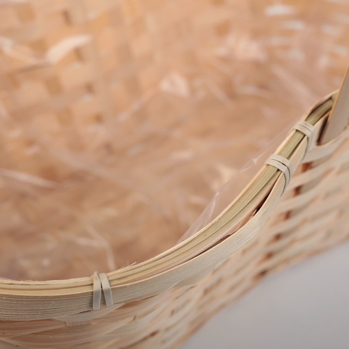 Корзинка плетёная, внутри пленка