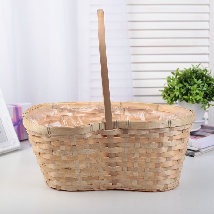 Корзинка плетёная, внутри пленка