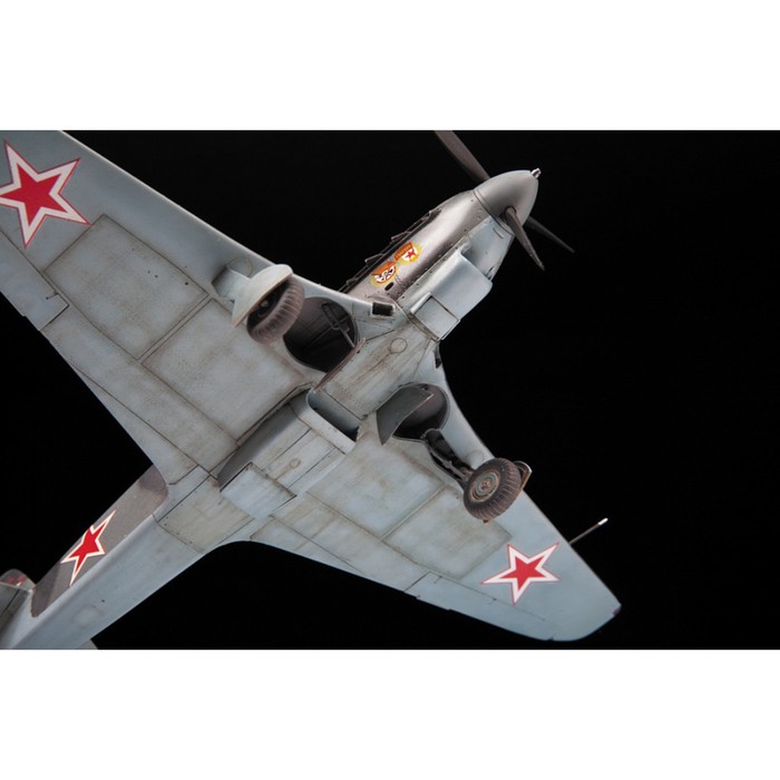 Сборная модель "Советский истребитель Як-9Д" 4815
