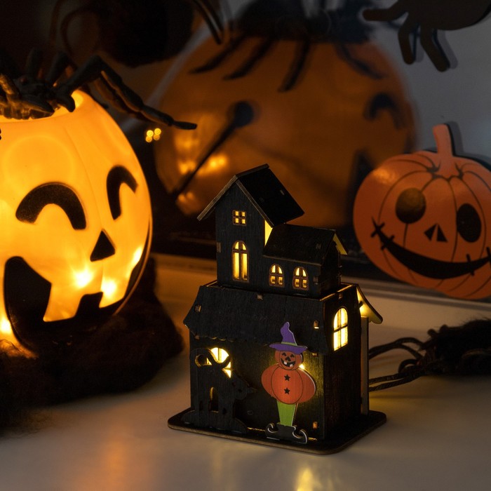 фото Светодиодная подвеска «дом с чёрной кошкой» 9 × 12 × 6 см, пластик, батарейки lr1130х3, свечение тёплое белое luazon lighting