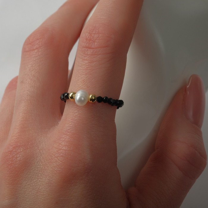 Кольцо бусина "Жемчуг" на шпинели, цвет чёрный с золотом, 16 размер