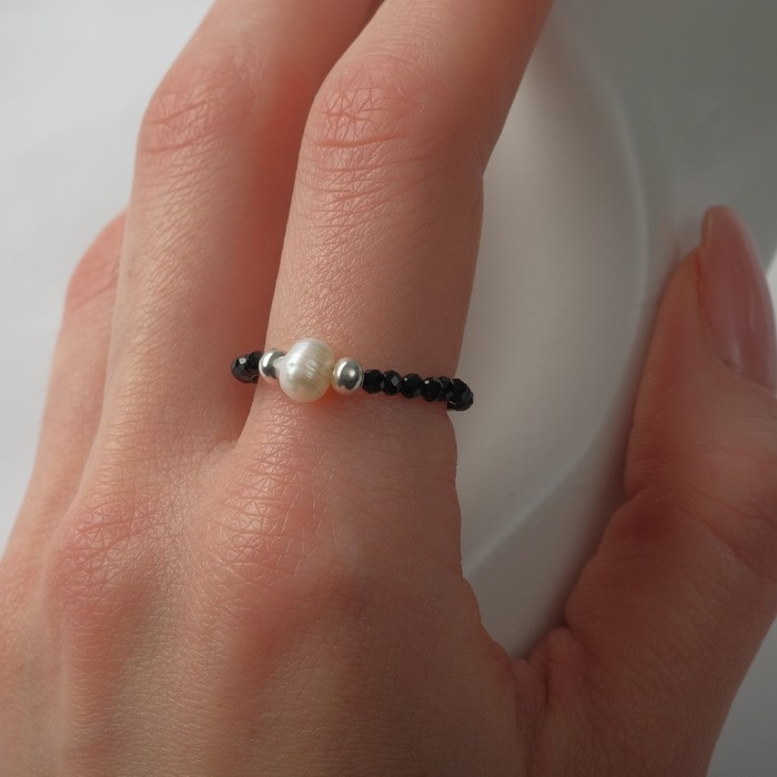 Кольцо бусина "Жемчуг" на шпинели, цвет чёрный с серебром, 17 размер