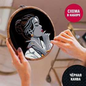 

Вышивка крестиком на чёрной канве «Девушка в золоте», 25х25 см