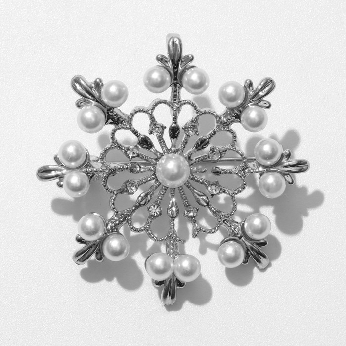 Брошь новогодняя "Снежинка" лучистая, цвет белый в серебре