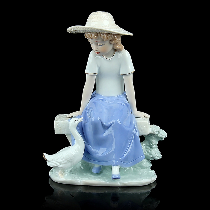 Сувенир "Девчушка на скамейке с гусёнком"