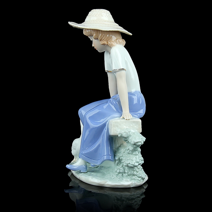 Сувенир "Девчушка на скамейке с гусёнком"