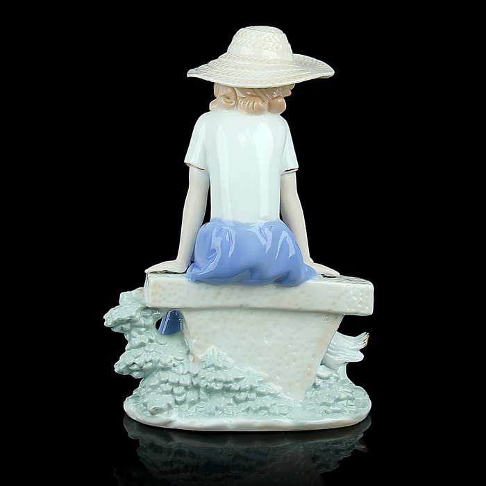 Сувенир "Девчушка на скамейке с гусёнком"