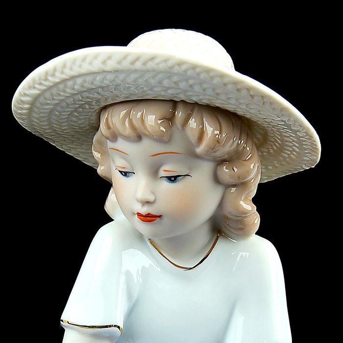 Сувенир "Девчушка на скамейке с гусёнком"