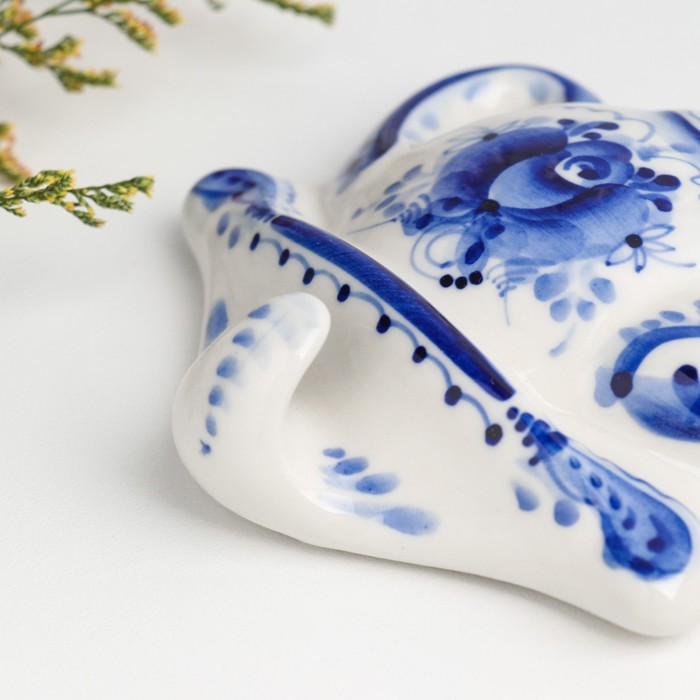 

Вешалка "Чайник", худ. роспись, авт. Исаев, 12х10,5 см, гжель, фарфор