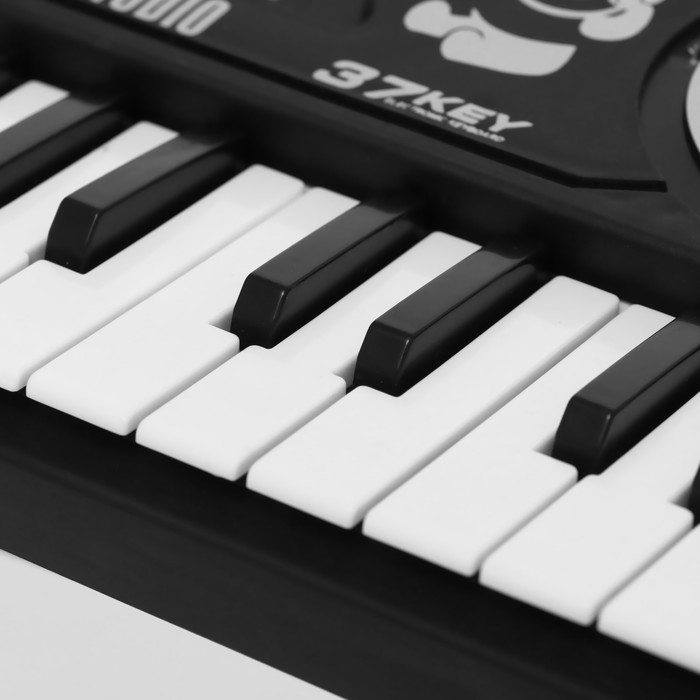 Игрушка музыкальная «Пианино: Пианист», 37 клавиш, звуковые эффекты, работает от батареек