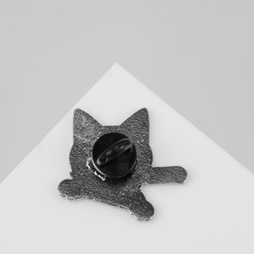 Значок «Кот» охотник, с ухмылкой, цвет чёрный в серебре