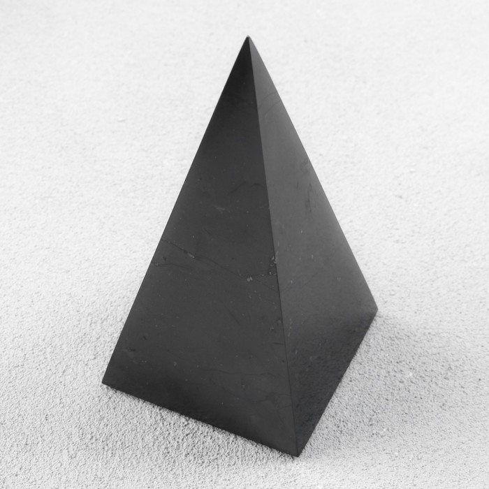 Пирамида из шунгита, 6 см, высокая, полированная