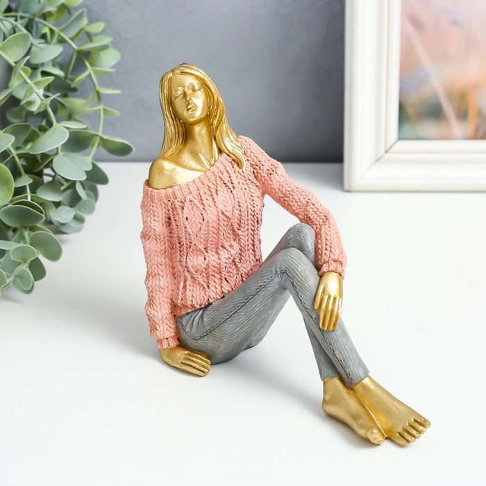 Сувенир полистоун Девушка в розовом свитере, сидит 15х5,5х13,5 см