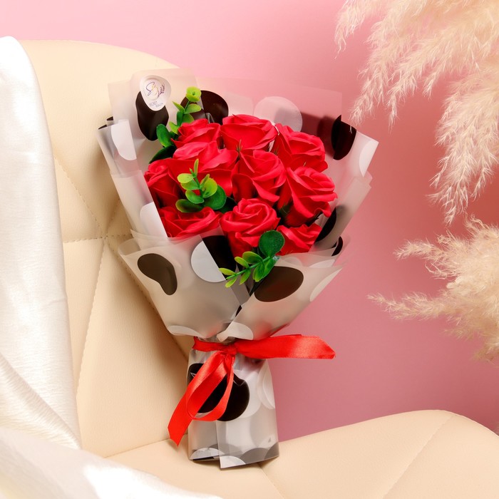 Премиальный букет из красных мыльных роз, 11 шт цена и фото
