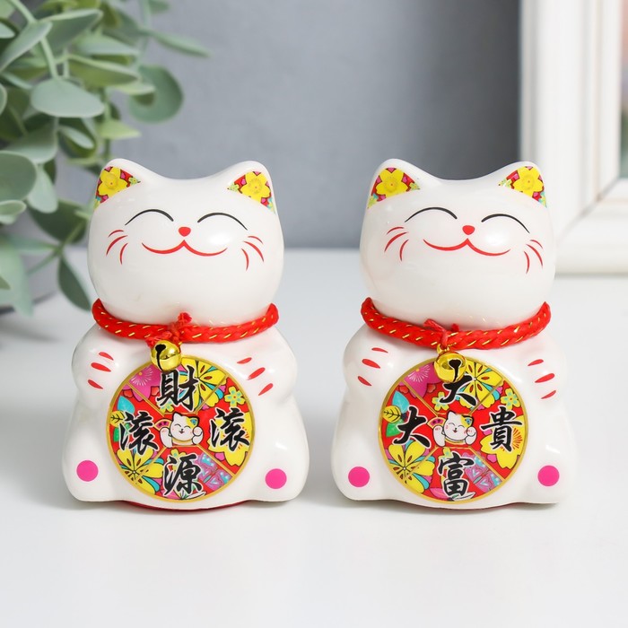 цена Сувенир керамика Манэки-нэко с колесом счастья 7,5х6х5,5 см МИКС