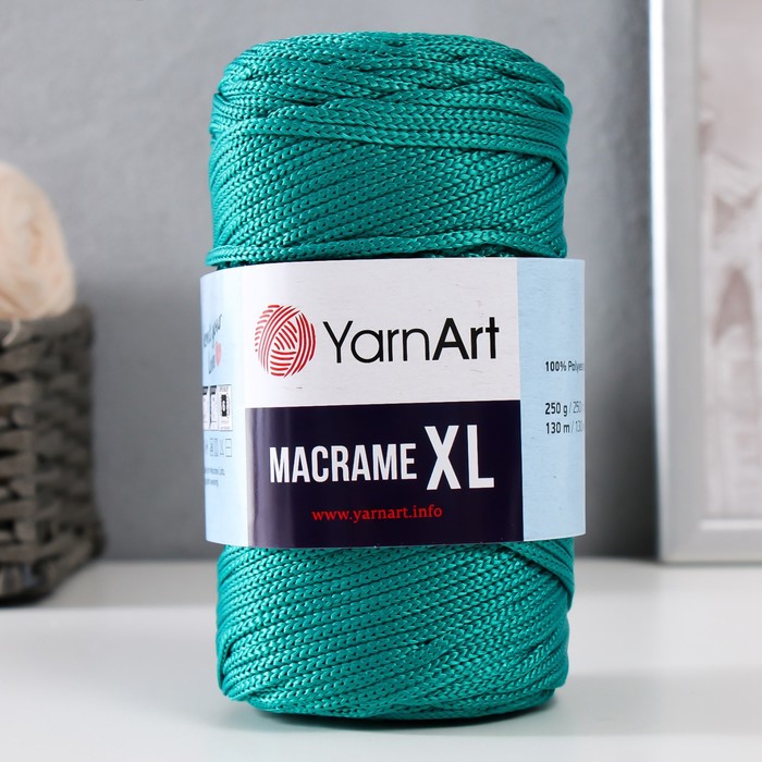 

Пряжа "Macrame XL" 100% полиэстер 130м/250г (158 изумруд)