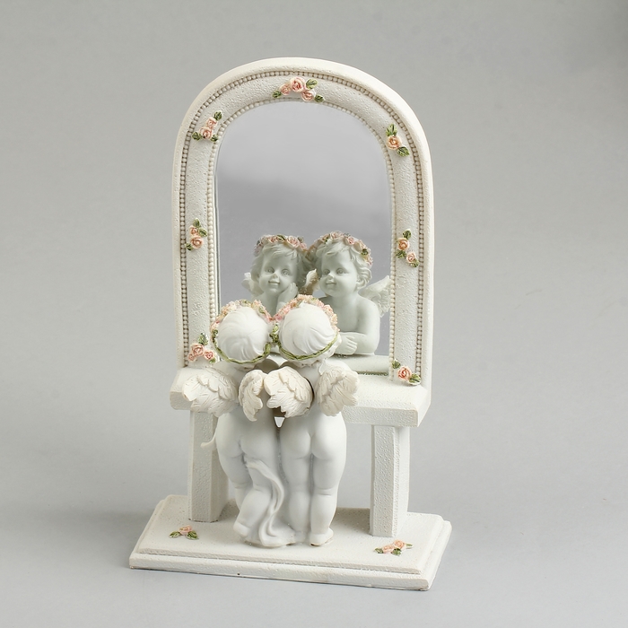 Сувенир "Два ангелочка в венках из роз у зеркала"