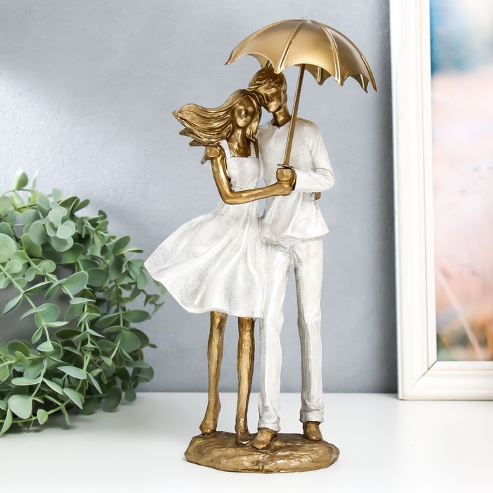 Сувенир полистоун Влюблённая пара под зонтом на ветру 8х12,5х25,5 см