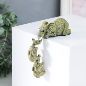 Сувенир полистоун "Слониха с двумя слонятами - подъём" 10х3,8х4 см