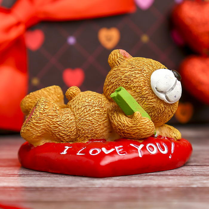 Сувенир "Мишка лежа на сердце с карандашом/с сердцем", МИКС