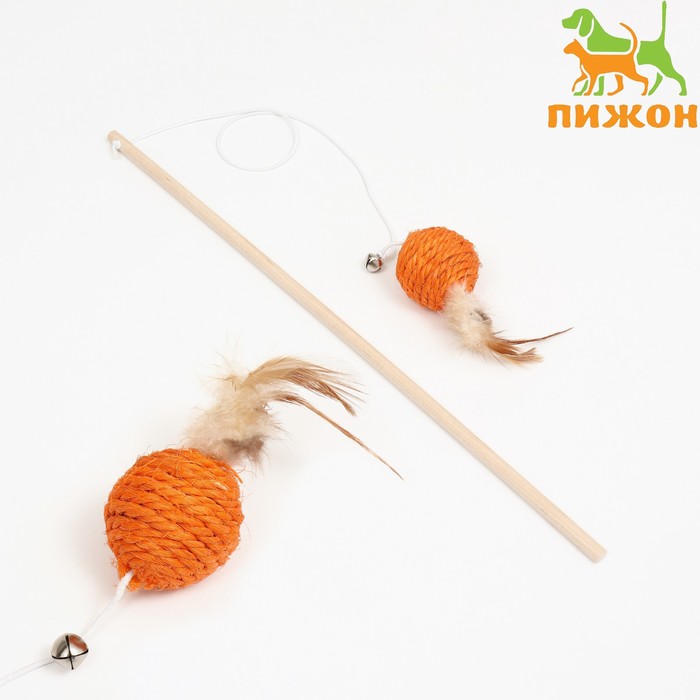Дразнилка Сизалевый шар с перьями и бубенчиком, на деревянной ручке, 40 см, оранжевый шар
