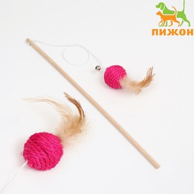 Дразнилка "Сизалевый шар" с перьями и бубенчиком, на деревянной ручке, 40 см, розовый шар