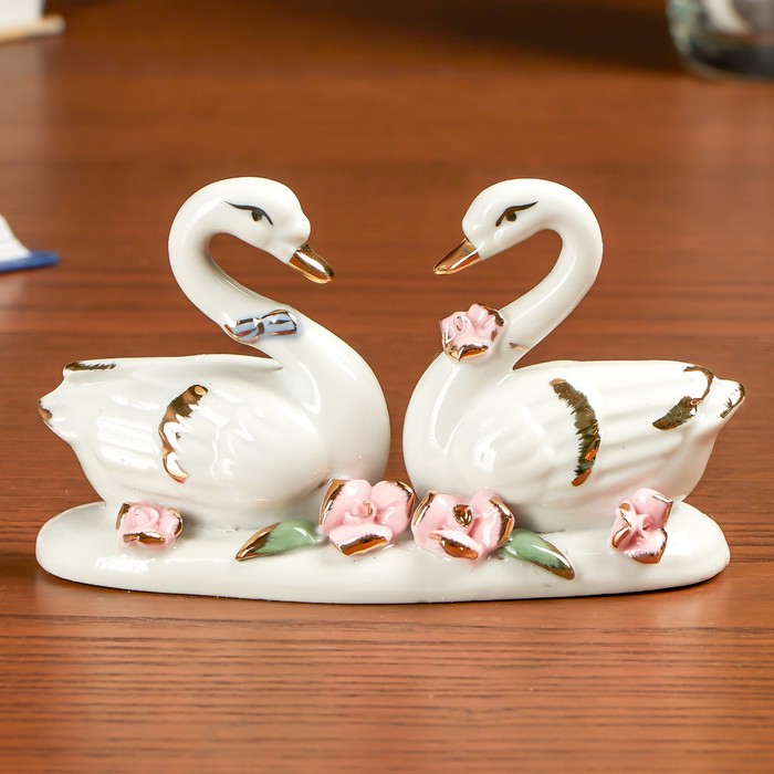 Сувенир "Два лебедя с розами" под фарфор
