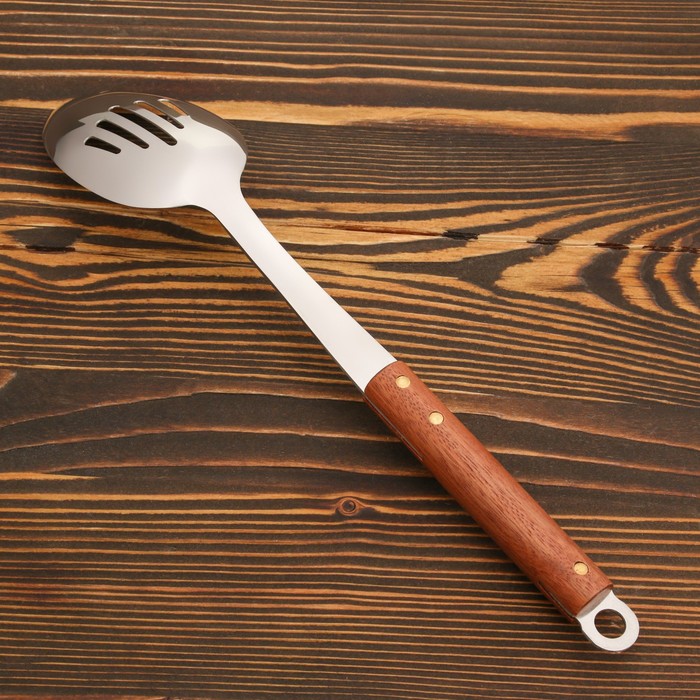 фото Ложка-шумовка сервировочная с деревянной ручкой 35 см, черпало 10х7 см шафран