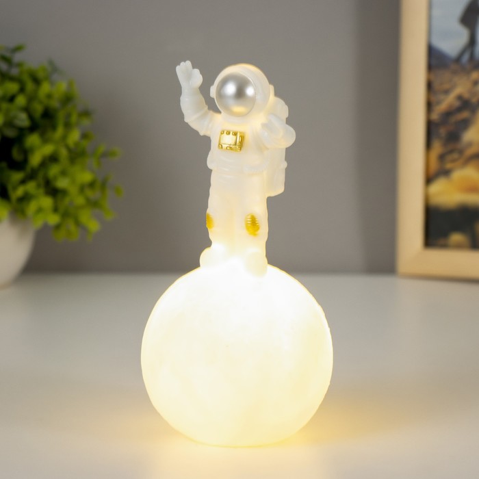 Ночник "Астронавт на луне" LED от батареек 3хLR1130 8,5х8,5х19 см 9328269