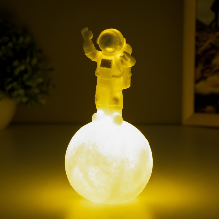Ночник "Астронавт на луне" LED от батареек 3хLR1130 8,5х8,5х19 см 9328269