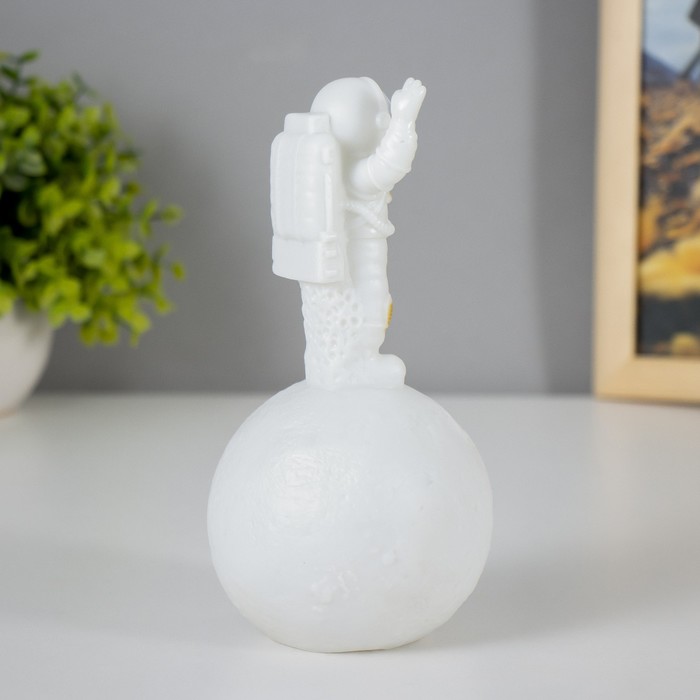 Ночник "Астронавт на луне" LED от батареек 3хLR1130 8,5х8,5х19 см 9328269