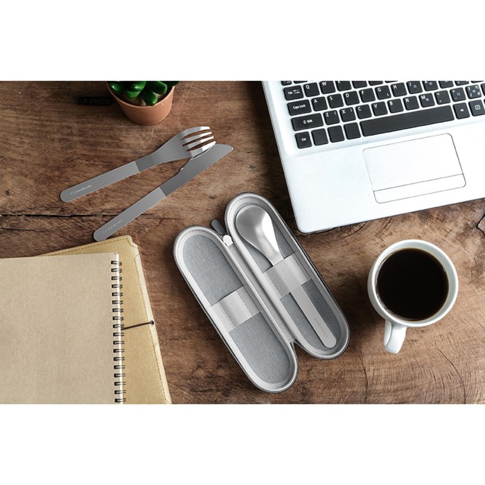 

Набор столовых приборов в футляре