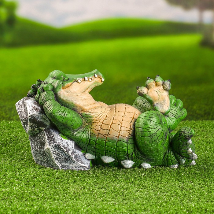 Садовая фигура "Крокодил у камня" 16х29см